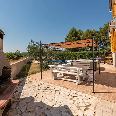 New! Tina With Pool Tatil Evi