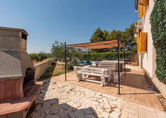New! Tina With Pool Holiday home