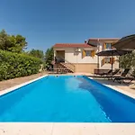 New! Tina With Pool Ferienhaus Sikovo
