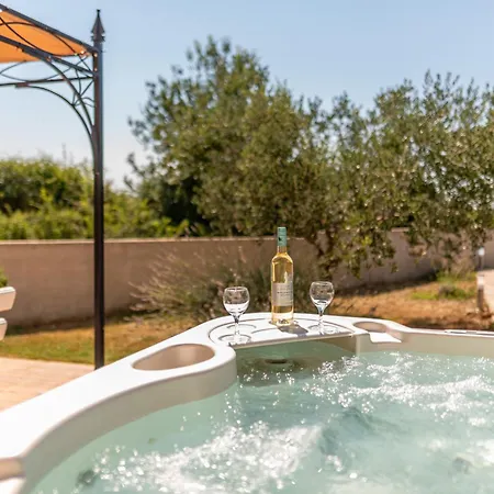 Casa vacanze New! Tina With Pool