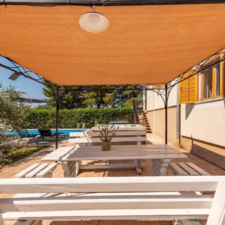 Casa vacanze New! Tina With Pool