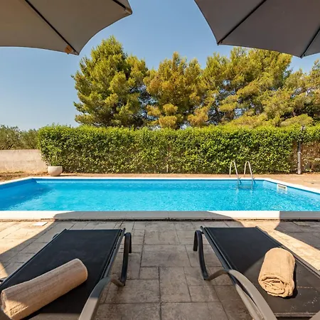 Casa vacanze New! Tina With Pool